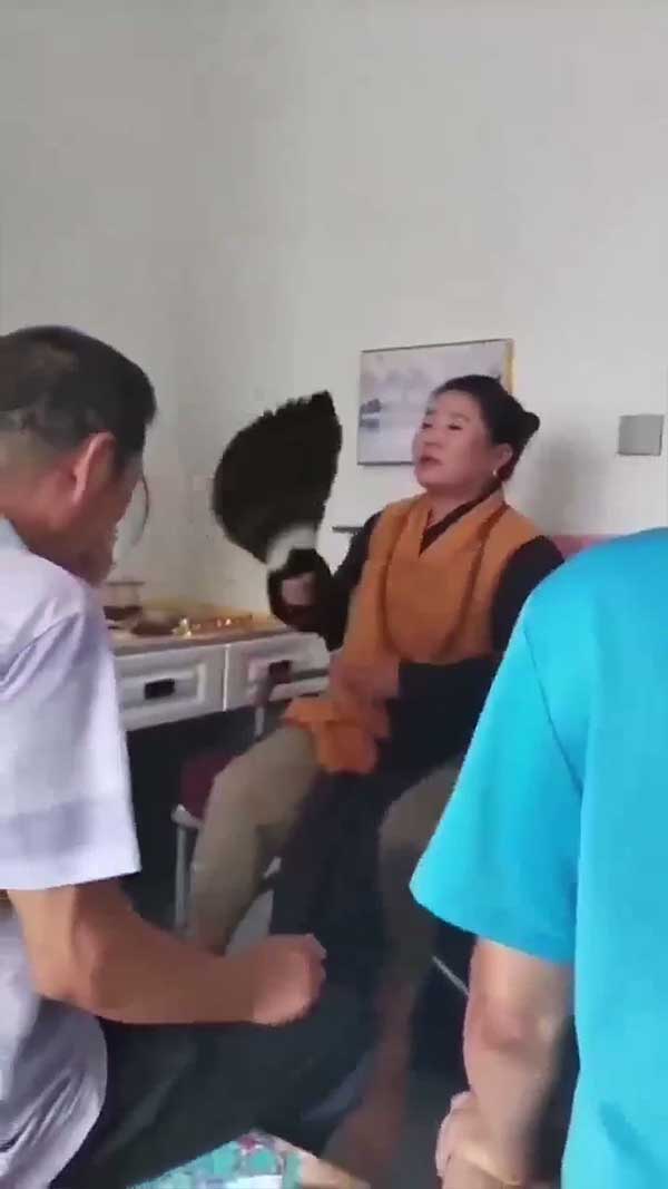 内蒙古通辽一大师 现场作法动作夸张体力透支 奇葩表演场面搞笑让人不知如何评价
