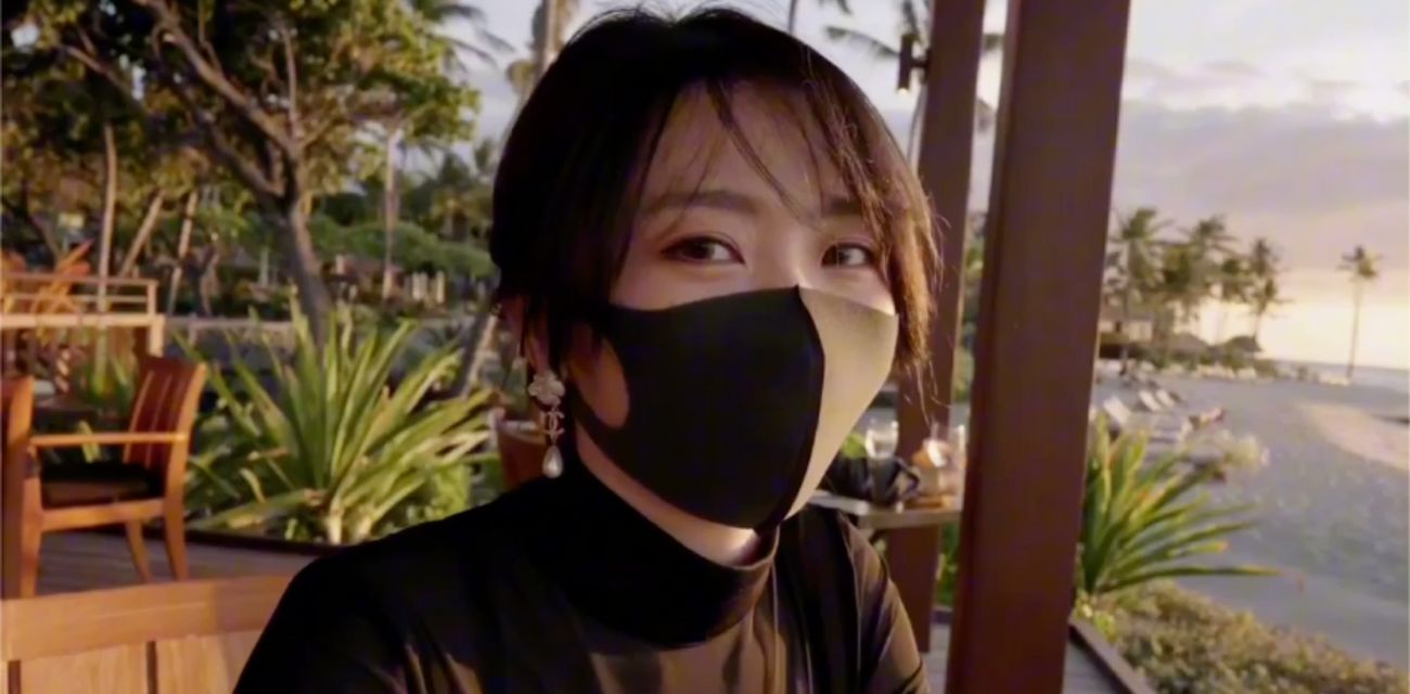 玩偶姐姐才是真的极品，这白皙的身材让人欲罢不能，我也想把头埋进她的骚逼！
