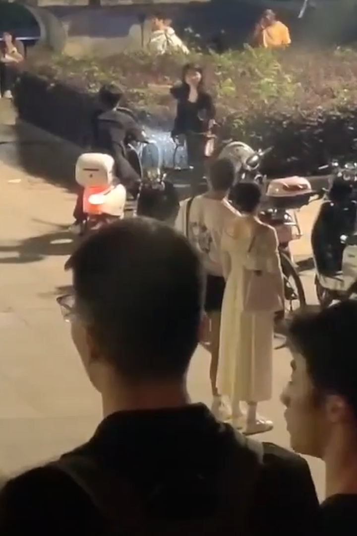 女子跟黑人恋爱怀孕被逼堕胎 街上崩溃大骂每天只知道操我 现在就叫我堕胎