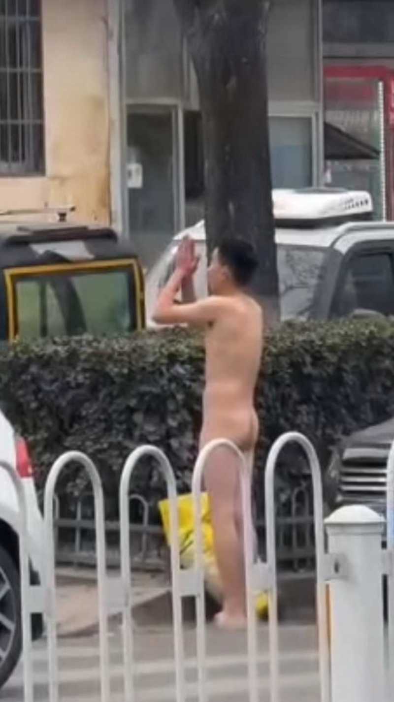 山东费县二中门口惊现裸男！当街抱轿车疯狂“发情“
