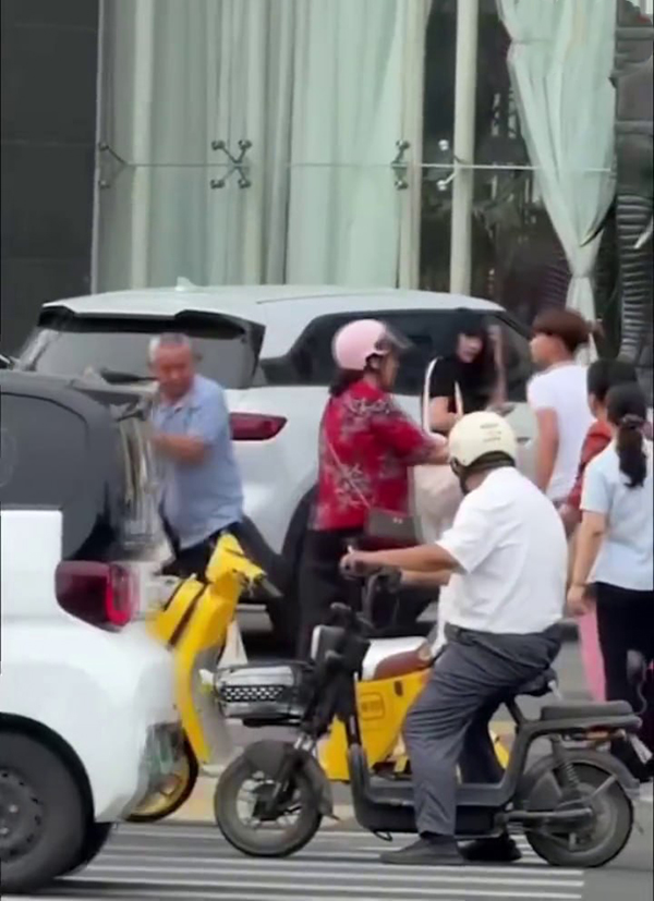 精神小伙街头大战老登 飞毛腿大逼兜轮番上阵 场面失控路人看傻眼 这脚怕是好不起来了