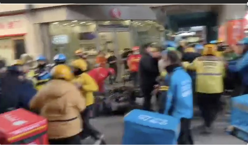 年关逼疯外卖哥！美团VS饿了么骑手当街互殴