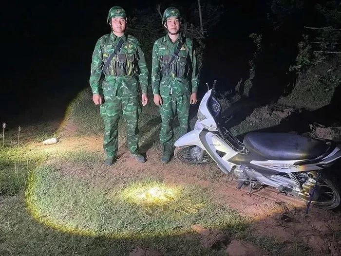 越南新闻：18公斤黄金说扔就扔！柬越边境地区2男子偷渡被发现，慌忙逃跑，留下18公斤金条