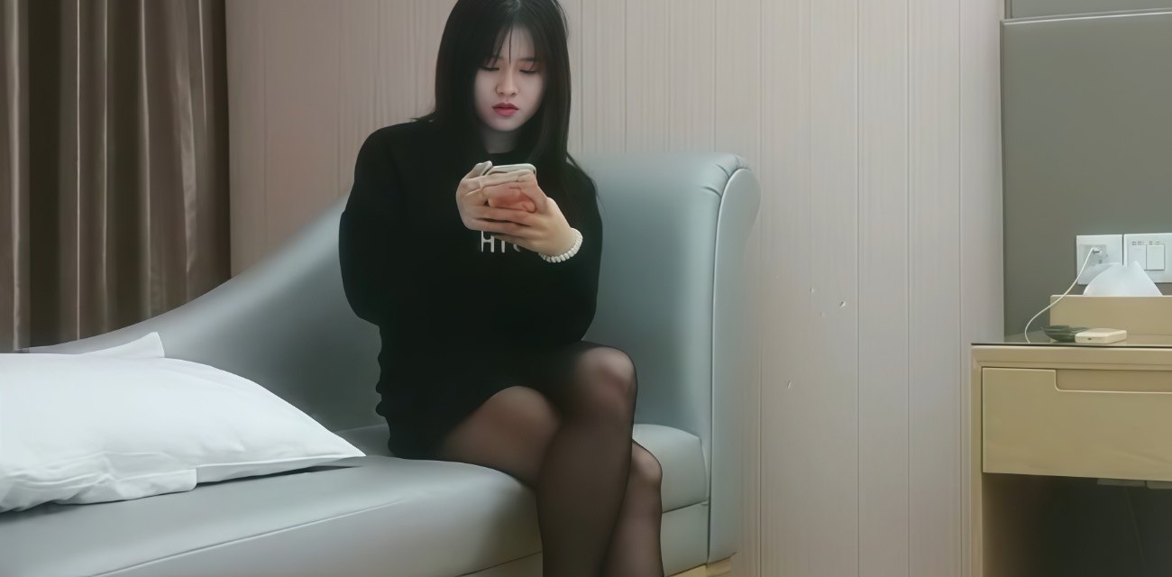 利哥探花 深夜酒店约炮稚嫩脸蛋美女 黑衣高跟反差诱惑 探花全程简直太对味！