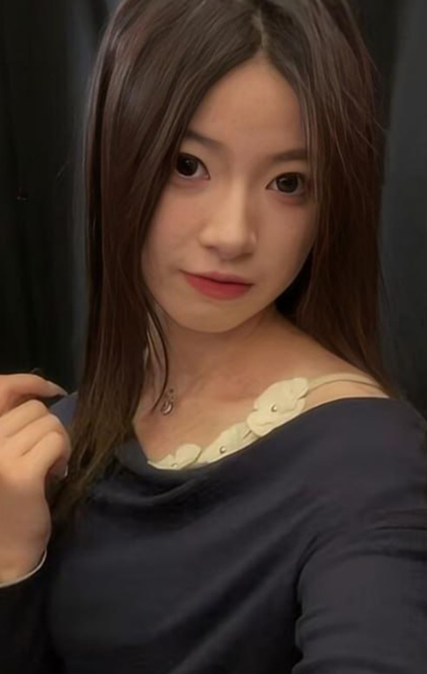 极品饥渴女友 当着男友面家中偷情 主动骑乘炮友大屌疯狂侍奉 第三视角全程记录绿帽现场