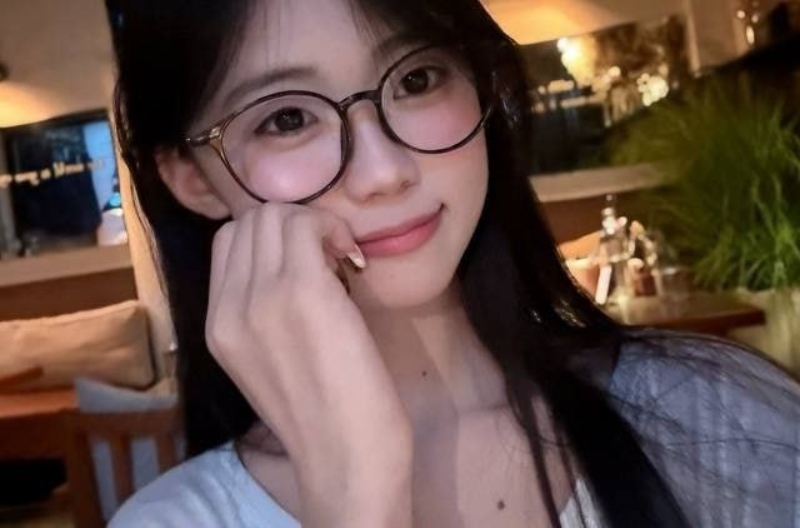 江苏苏州甜美大奶骚妹邓钰沁不雅视频流出！
