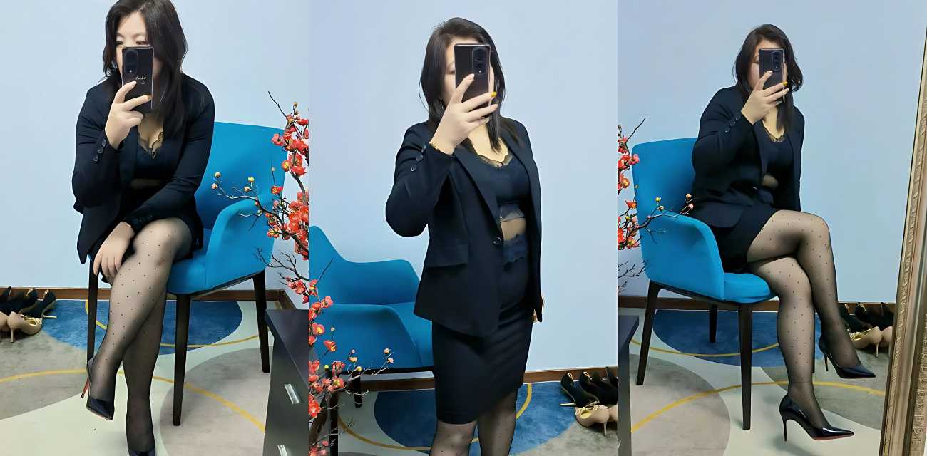 海角乱伦 今天和我的骚货妈妈玩个刺激的窗台露出，直接打开窗帘后入亲妈，被邻居偷看，这种刺激羞耻的感觉真的会上瘾！