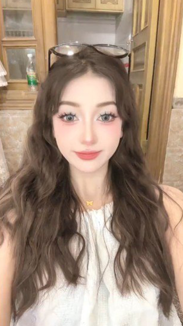 新疆 大眼睛高颜值女大学生 人前清纯乖乖精神小妹 私下却和金主关系密切反差极大