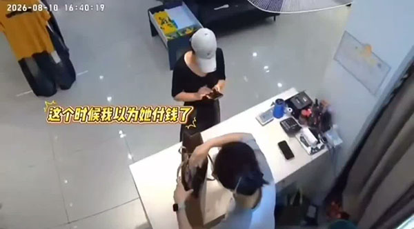 女子商场拿衣服不付钱 称找到工作再补付 被拦后理直气壮硬怼 店员当场懵了