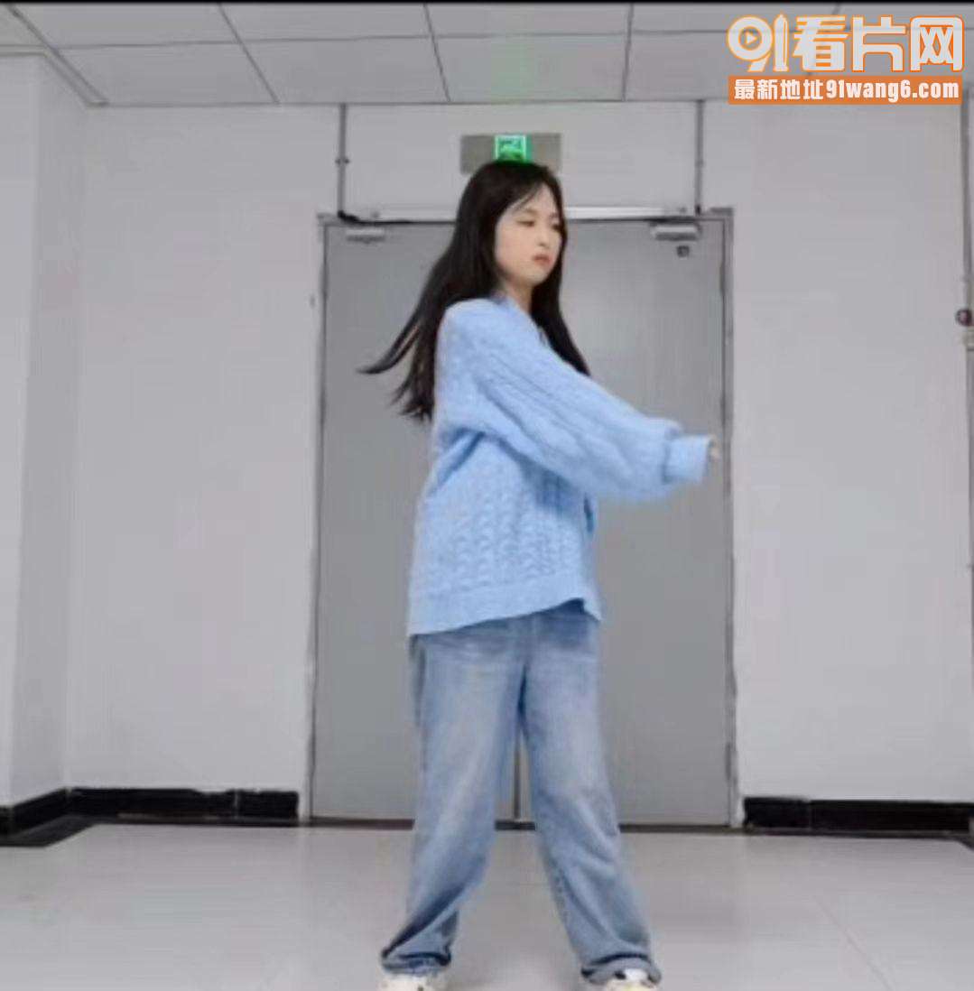 西安工商学院眼镜婊 李安琪 学生妹甜美代表，粉嫩骚逼真带劲！