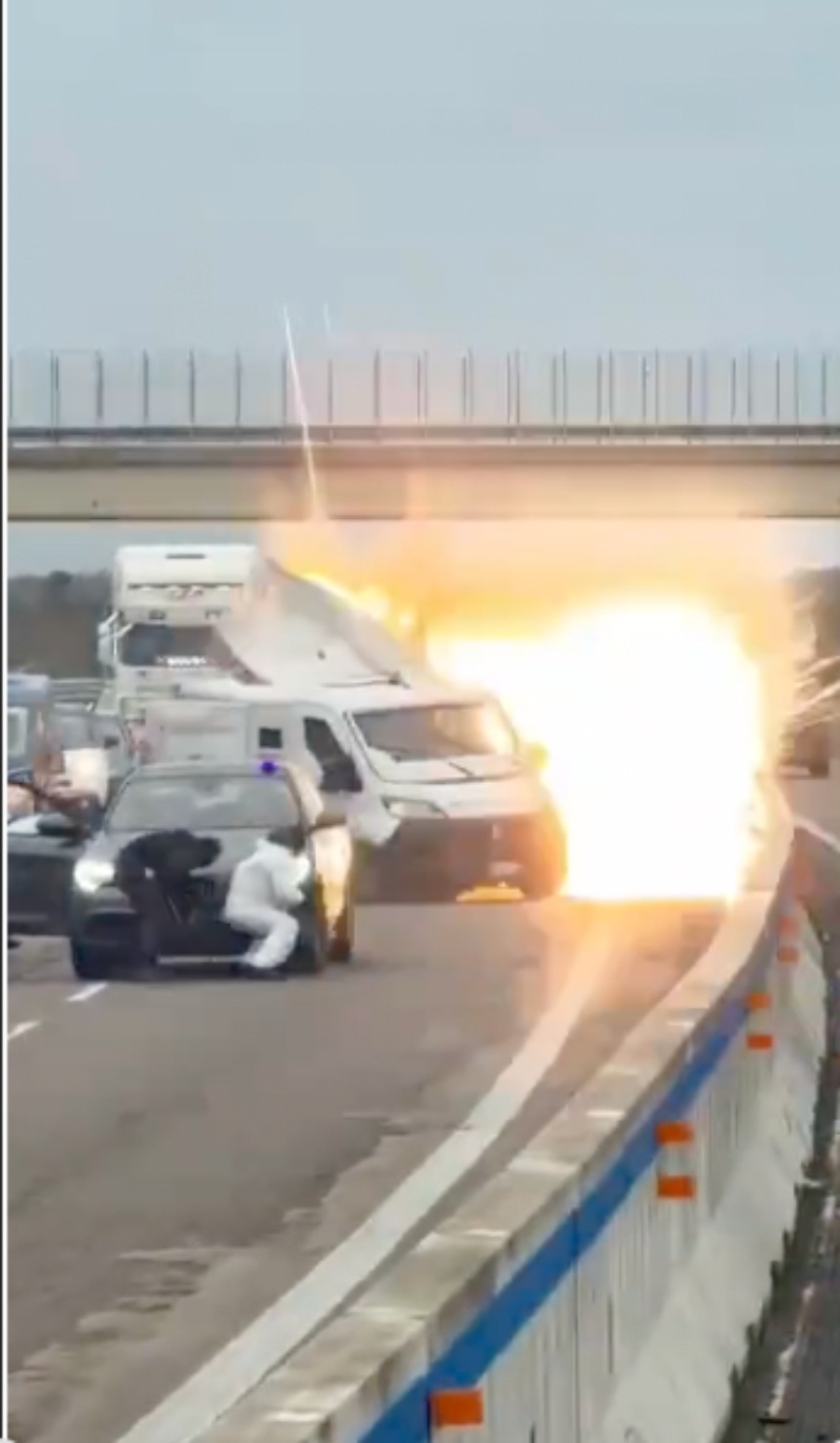 意大利劫匪炸运钞车 火光冲天枪战升级！
