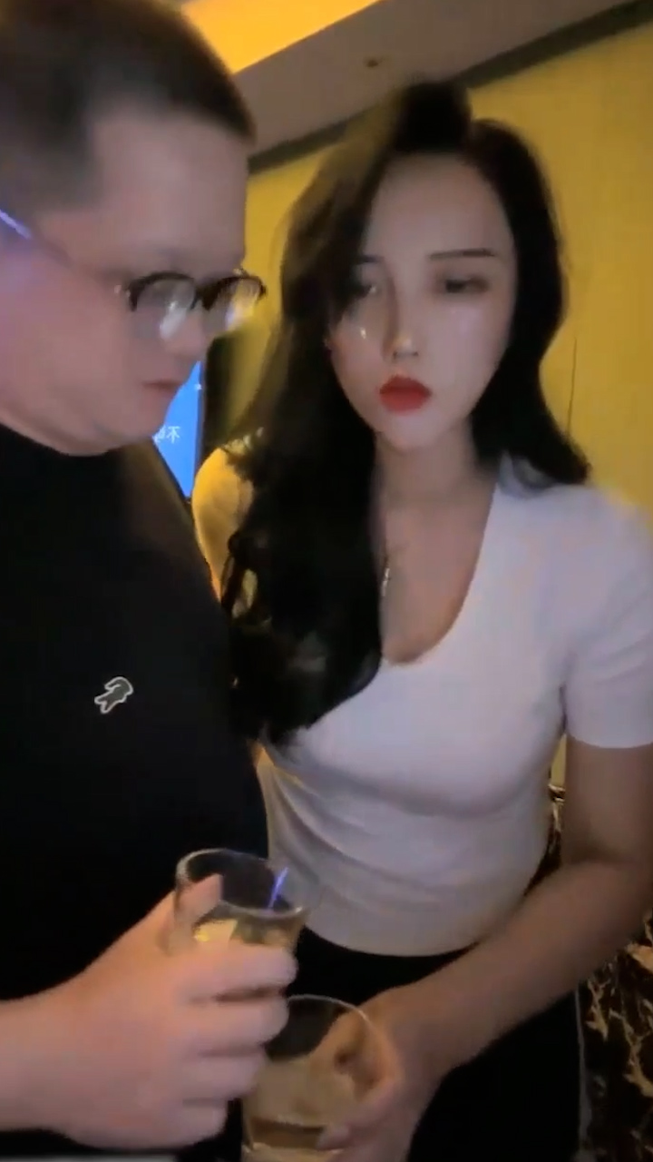 抖音女网红 被榜一大哥约KTV唱歌 包厢直接开干 大哥的钱没白花