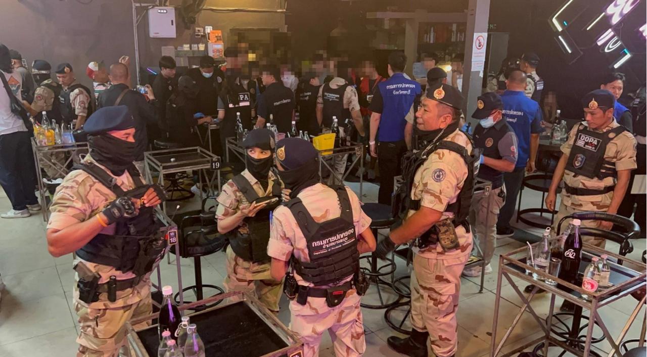 泰国新闻：芭堤雅凌晨突袭夜店 18人尿液呈紫色 涉毒被捕