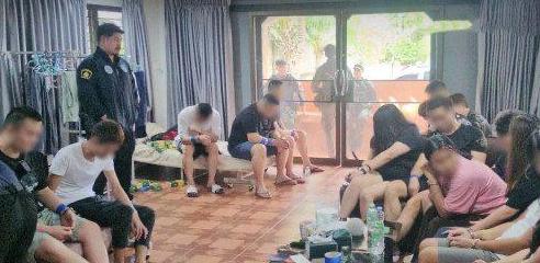 泰国新闻：清迈警方近期突袭别墅区，抓获14名持学生签的中国籍嫌疑人，他们运营诈骗平台，受害超10万人，涉案金额5亿泰铢。