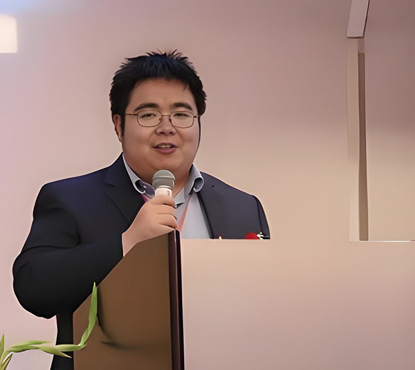 清华姚班富二代李新野 发文炮轰清北女生 斥其吃鸭腿被骗十几年 又指私下主动亲近黑人