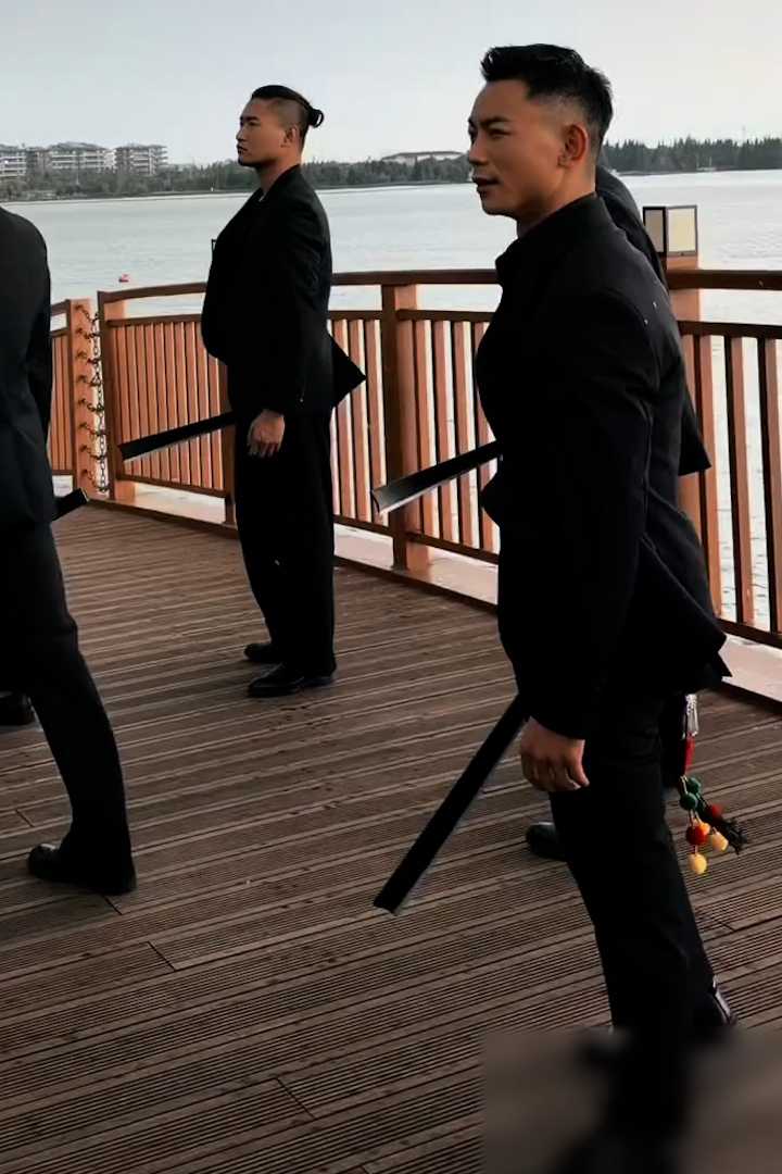 袁志平 景颇刀舞 火遍全网 黑色西装配长刀凌厉劈斩 阳刚之气拉满网友直呼一刀见风骨