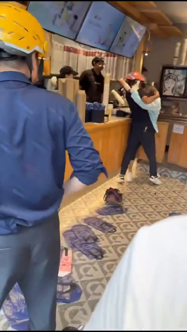 秋天第一杯奶茶 霸王茶姬爆单近千杯 骑手店员当场开打 现场乱成一锅粥