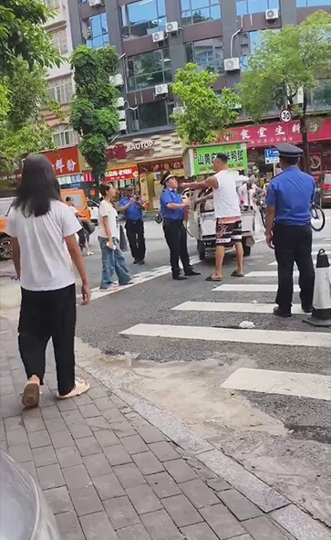 城管街头被小贩压制 五人围堵反遭一人反击 大肚子体型成焦点 网友戏称缺乏锻炼 执法能力遭质疑