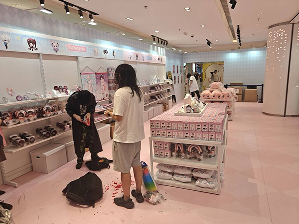 上海快闪店 因怀疑偷拍 爆发冲突又咬人又持刀捅人 警察当场把人按住了