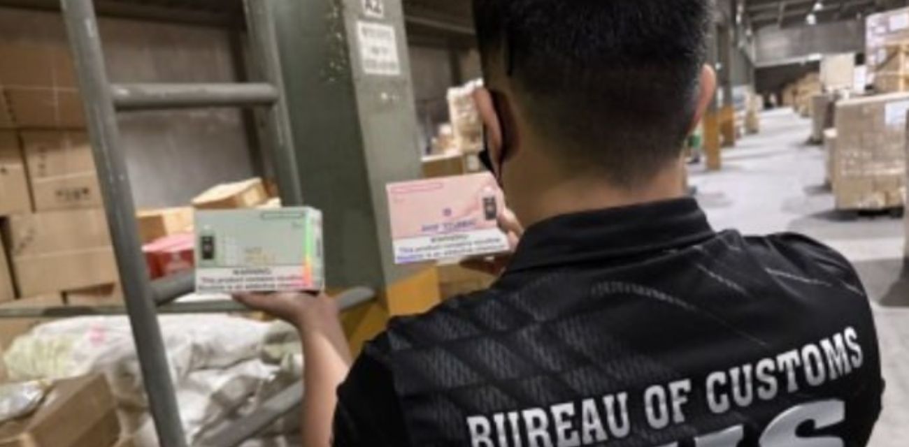 菲律宾新闻 菲律宾海关局（BOC）日前突袭马拉邦市（Malabon）的一个仓库，查获大批非法电子烟及假冒品牌商品