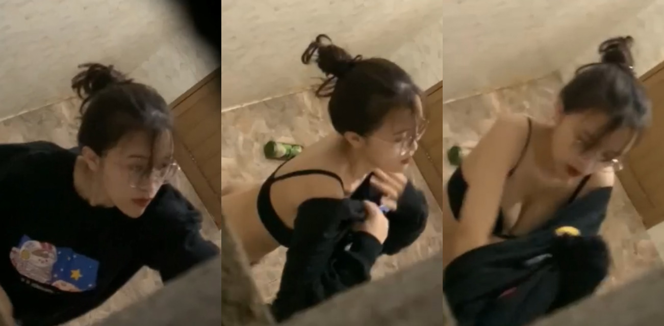 真实偷拍！偷拍合租室友洗澡 眼睛妹颜值可爱 胸又挺又大 脱光后竟然这么性感！