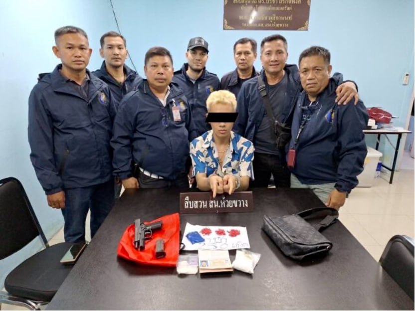 泰国新闻：一名中国人在曼谷辉煌区因非法持枪和毒品被捕！