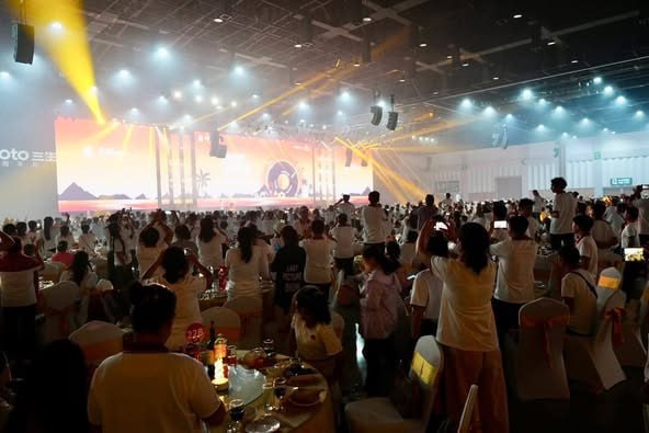 泰国资讯 ：泰国芭堤雅市长盛情接待2500名中国游客 盼助力旅游业复苏