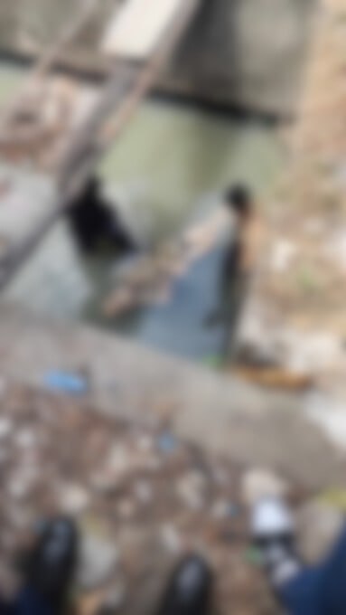 菲律宾新闻：今天上午10点多，菲律宾makati市Zobel Roxas街附近的河沟中被发现一具男性尸体漂浮水面。