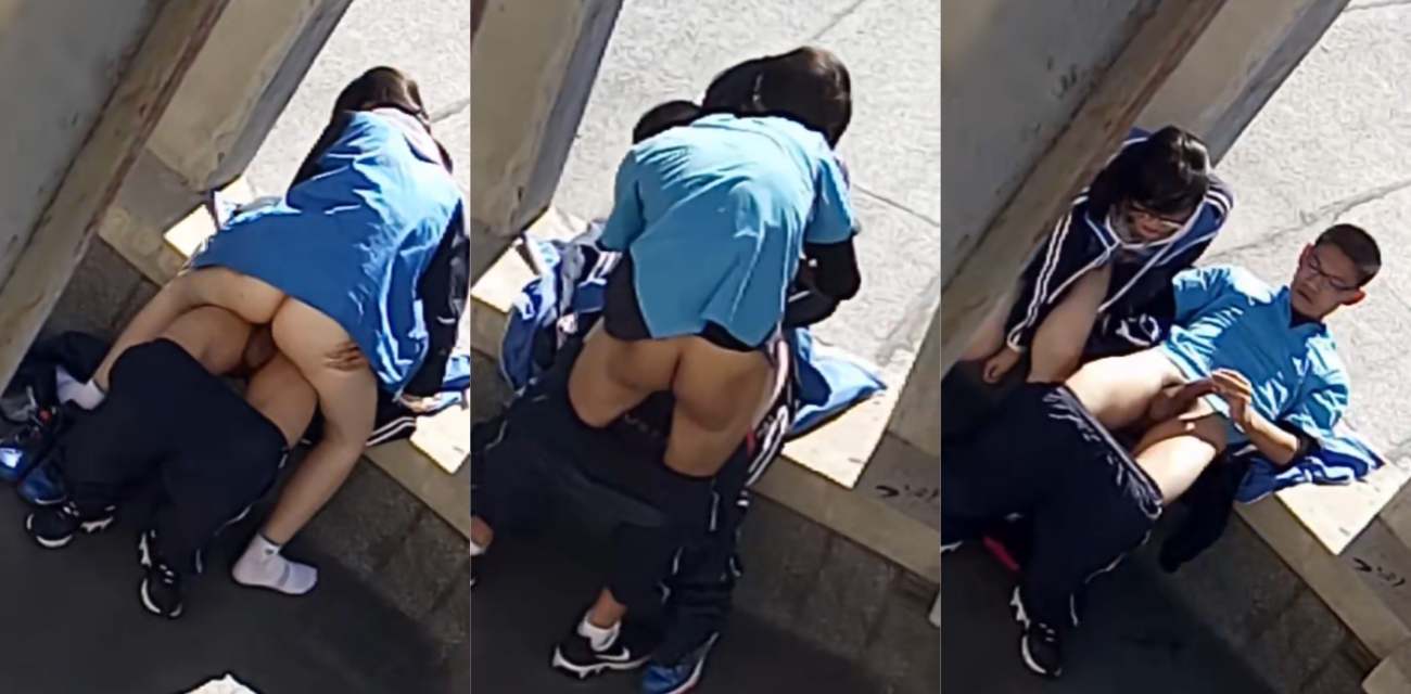 真实偷拍！某高中小情侣校园偷情啪啪被偷拍 脱着裤子就在学校里干 女上位骑乘大屌！