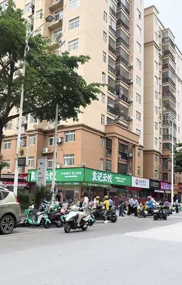 广西南宁袁记云饺店 门口女子裸体坠楼 疑似感情纠纷或赌球失败 现场情况惨烈