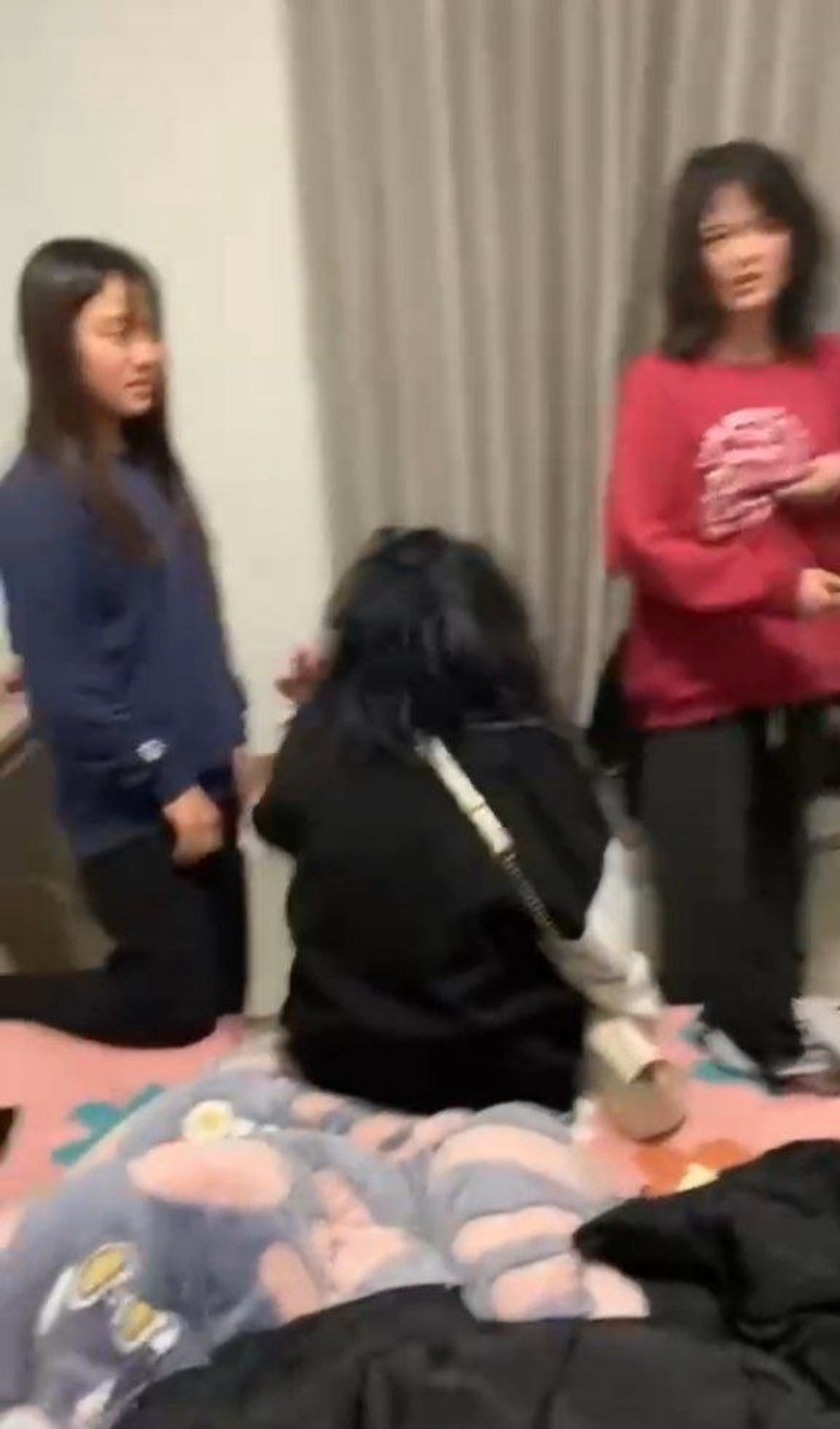 精神小妹组团霸凌 以多欺少太嚣张！