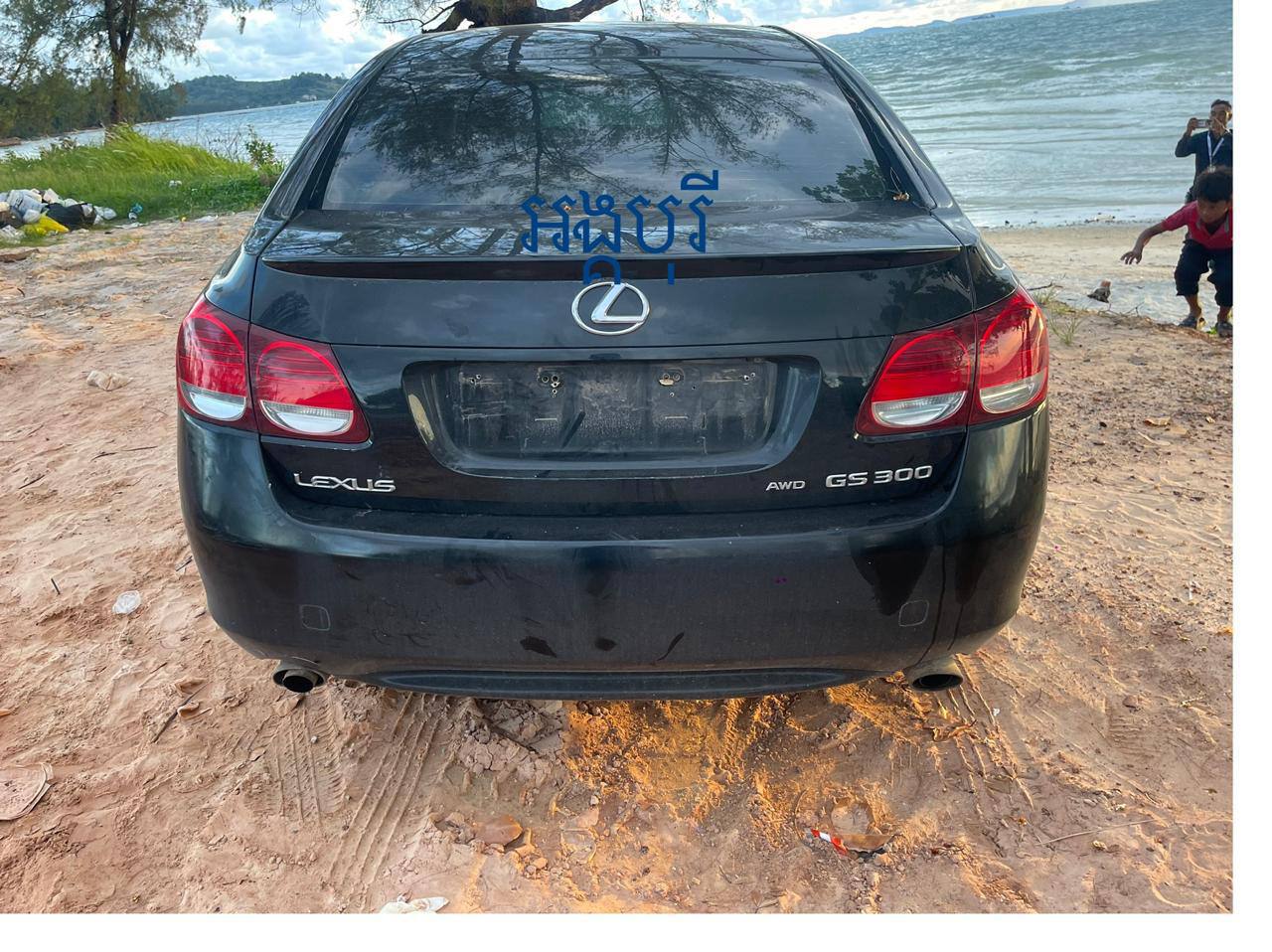 柬埔寨新闻：西港海滩附近，一辆被摘牌的Lexus gs300，被人遗弃超过4天时间
