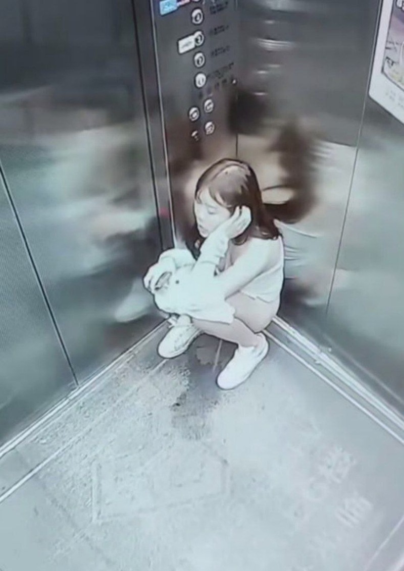 电梯变私人厕所！保时捷精致女深夜如厕