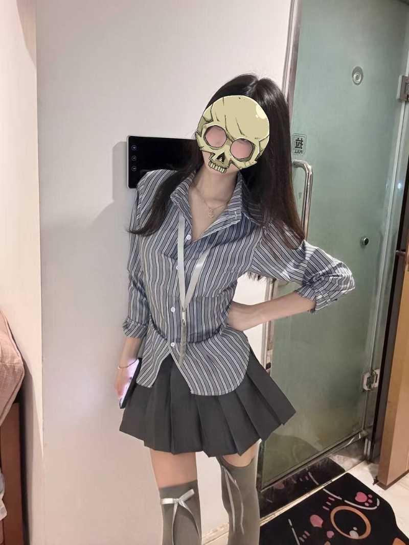 JK制服丝袜女神给金主爸爸足交！