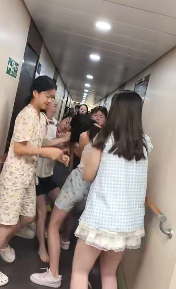 威海去首尔客轮上 两边集美当场干架 旁边妹子偷笑 看热闹不嫌事大
