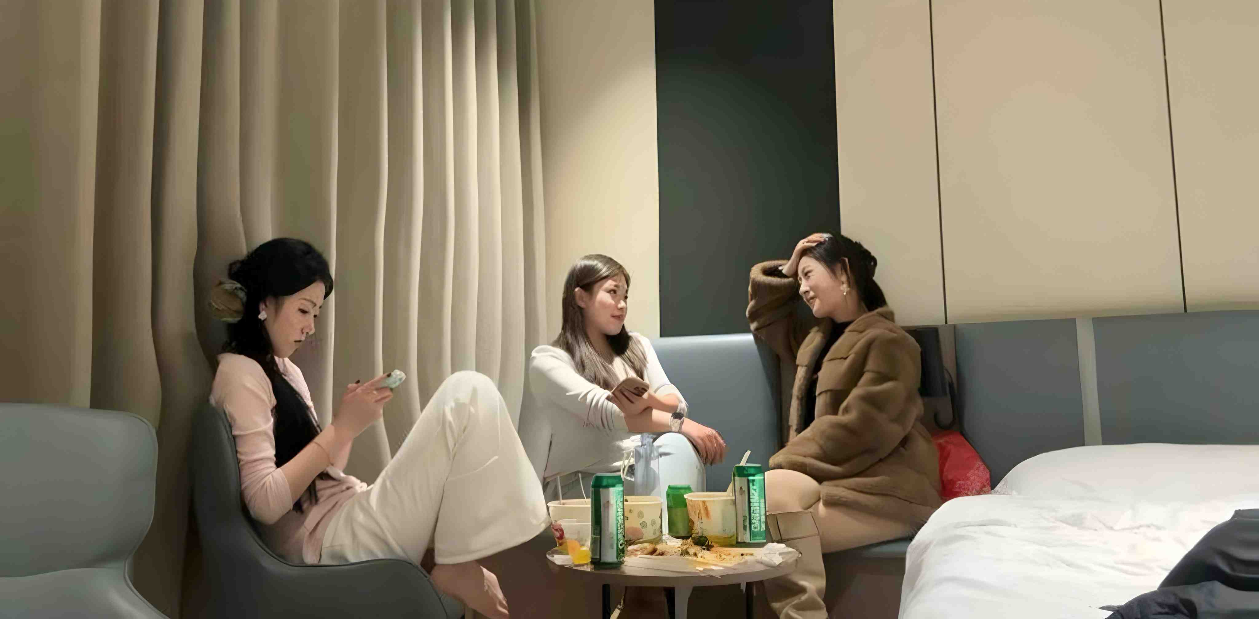 探花看片 大神约操三位极品反差白虎妹 一男战三女各种体位到轮番上阵 被轮流榨到彻底射空