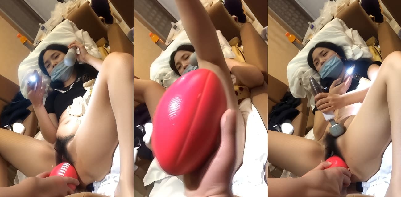 知道什么是装逼吗，性瘾母狗为了刺激竟让男友将橄榄球塞穴扩阴下蛋 整个拳头深埋阴道 这逼是真能装啊！