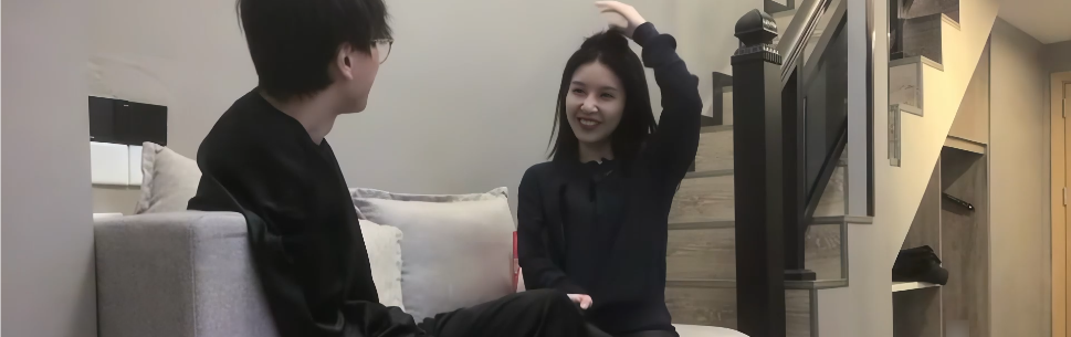 小宝探花 22岁刚毕业的美女大学生很阳光健谈，换上情趣内女雪白嫩肤尽显在沙发上卖力服务金主