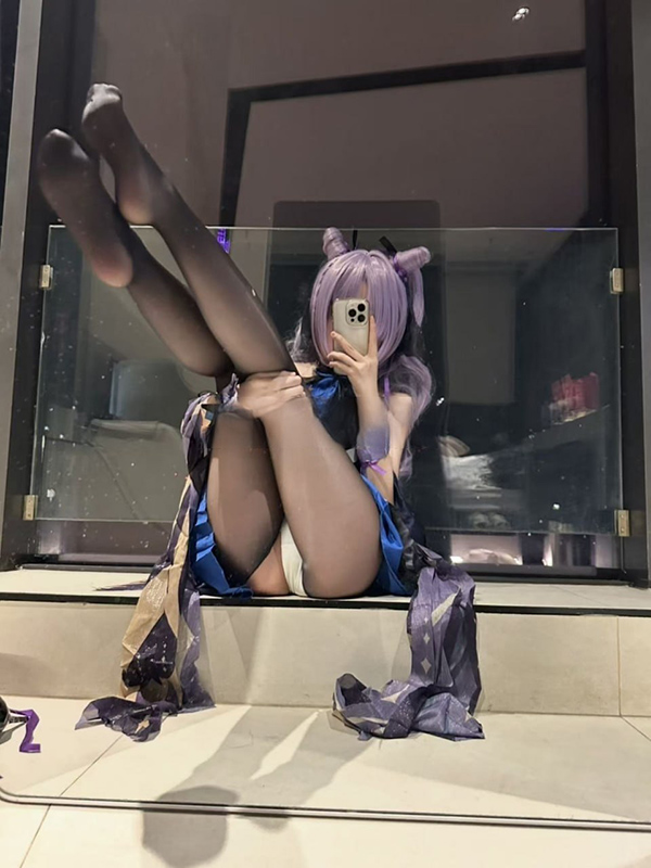 抖音二次元网红栗栗子 coser萌妹 大尺度付费定制 情趣丝袜用力揉奶 手指深入小穴抽插 表情超享受