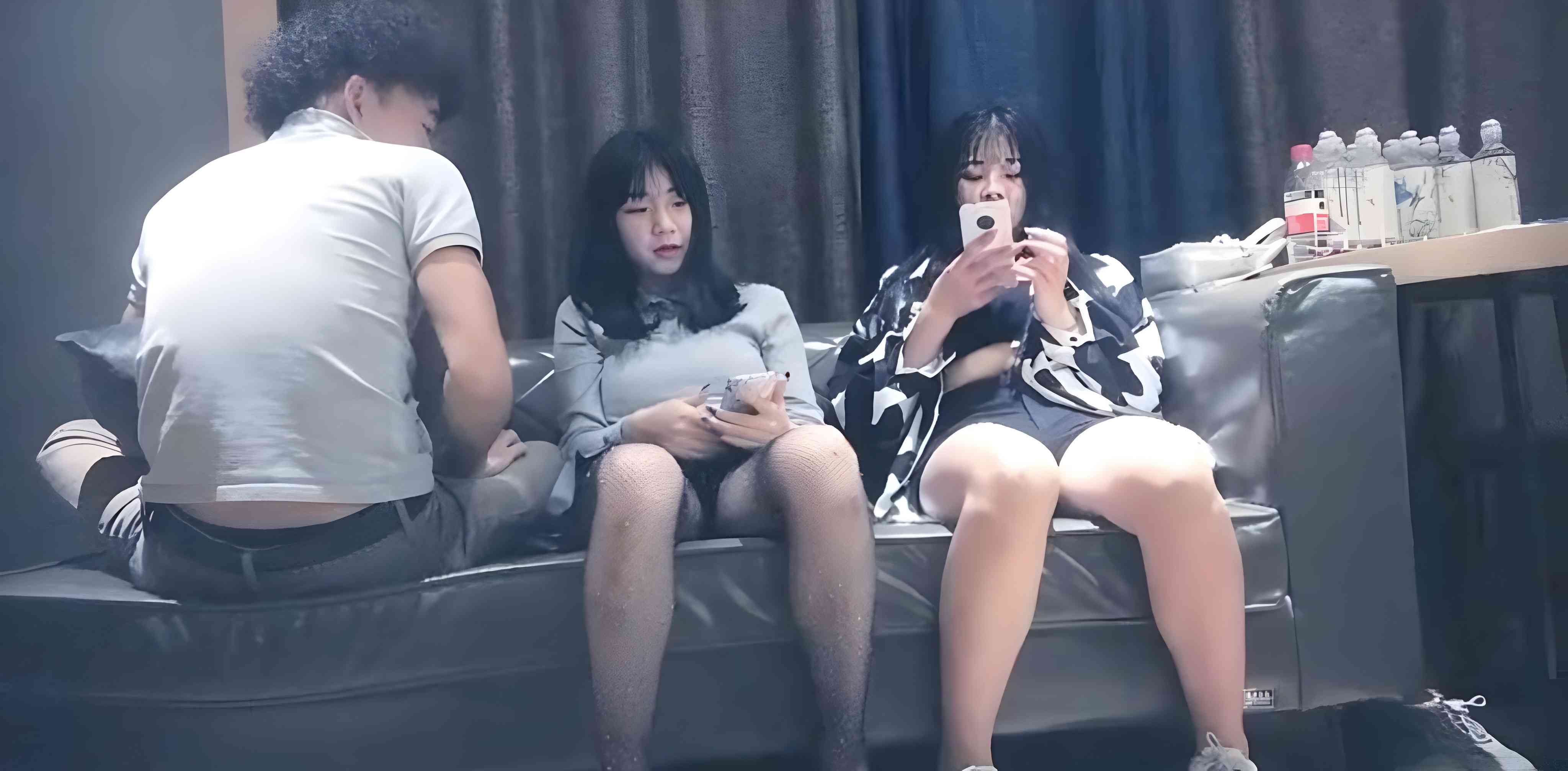 探花看片系列 约炮大神 沈先生 豪约00后嫩妹双飞 网袜高跟姐妹花 跪床口交被轮流猛干
