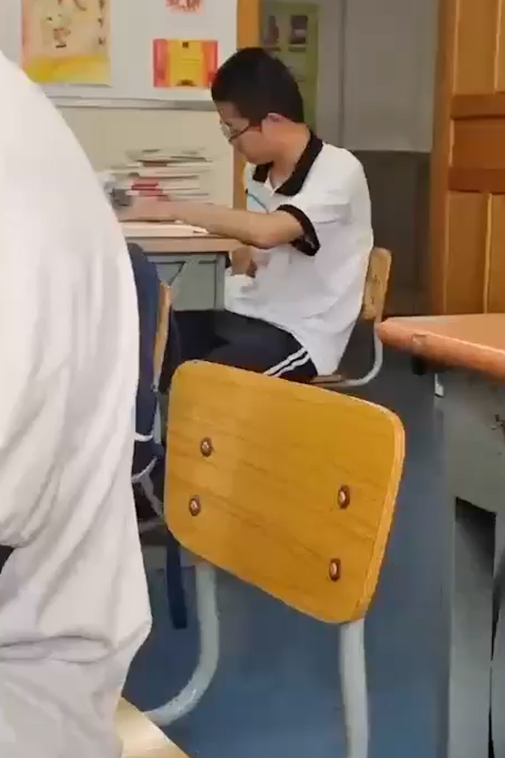 张峰 上课直接在教室打飞机被曝 想释放可以理解 但要注意场合啊 这下全国都知道了