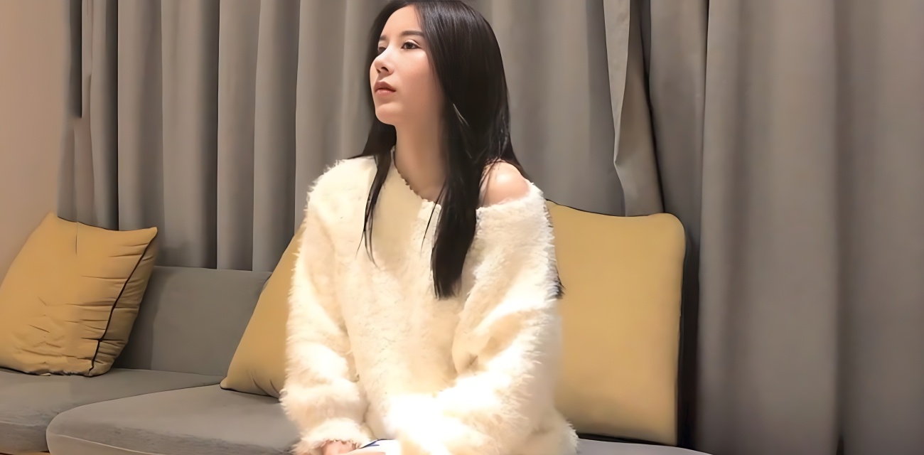 小宝寻花约到白衣高颜值气质美女 从沙发分享糖果聊到床上中出激情满满 太会撩了！