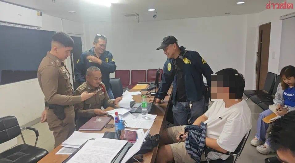 泰国新闻：中国男子因涉嫌电诈在芭堤雅取钱时被捕 现场查获近百万铢现金！