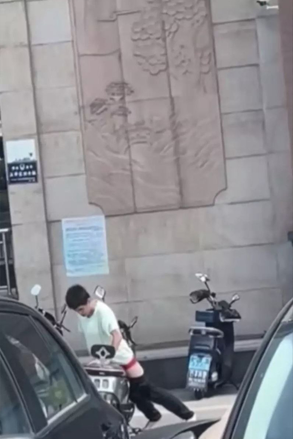 短裙姐妹电动车停车时 被飞机哥偷袭 座位猛撸狂顶浓精喷射 覆盖湿滑黏腻猎奇新作