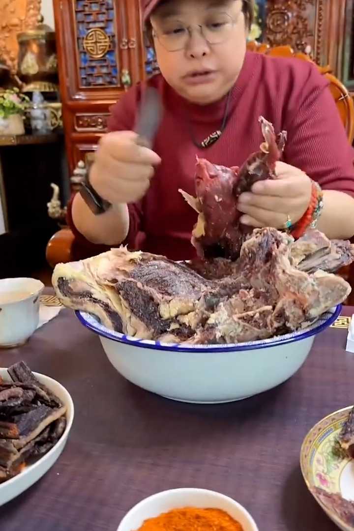 韩红 因走个面儿深陷舆论漩涡 多年前呼吁狗狗与人平等的旧发言被翻出遭猛烈抨击