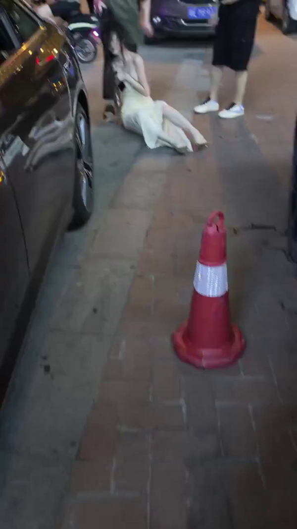 街头原配抓奸 当街扯白裙小三头发狂甩 当众被收拾 原配战斗力惊人