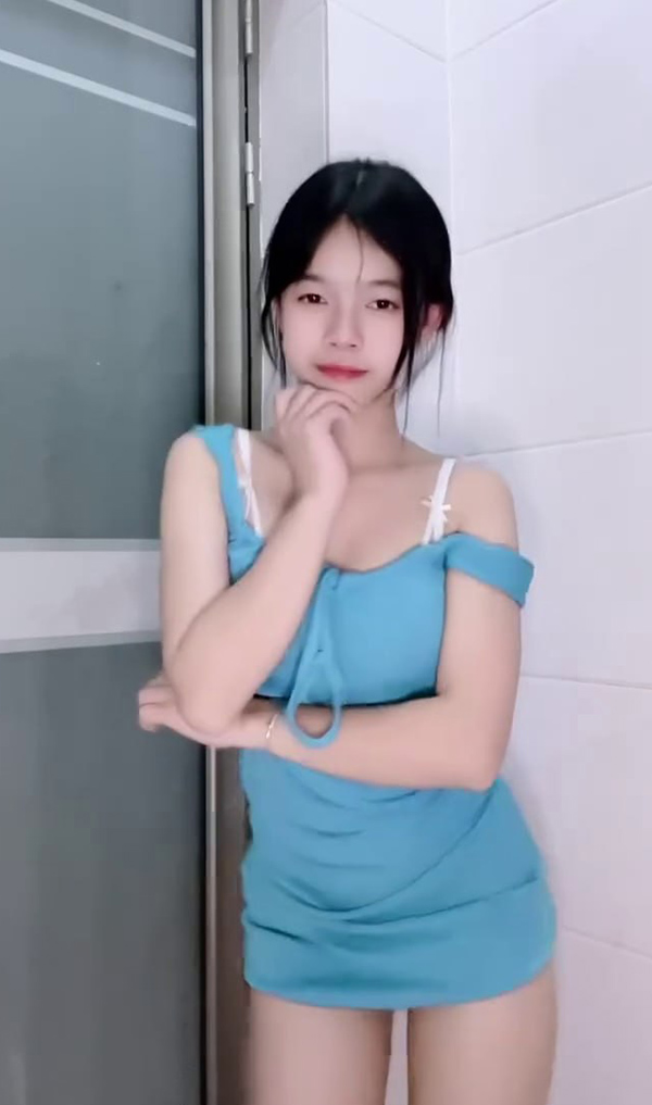快手反差网红 困崽 精神小妹私下全裸热舞 身材极嫩扭臀顶胯抖奶 诱惑之极