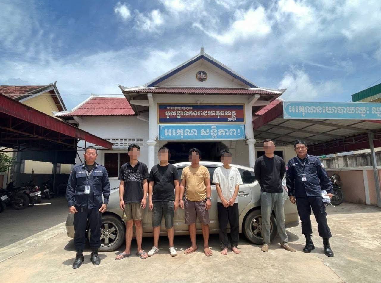 柬埔寨新闻：四名伪装成出租车司机的中国公民被暹粒宪兵队逮捕，并被送往暹粒警察总部。