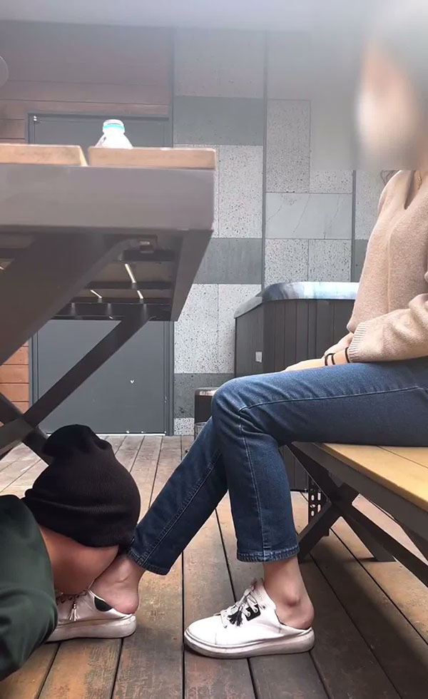 广州茶餐厅内 牛仔裤小姐姐脱鞋裸足 让男友当众舔脚 老哥舔得一脸酸爽 路人全看傻
