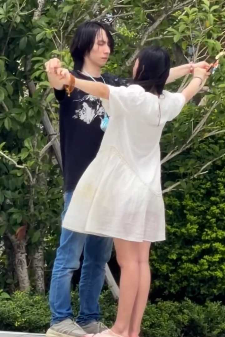 街头惊现男女裸体双修 大庭广众搞神秘仪式 为博流量还是信邪教 路人都看傻了